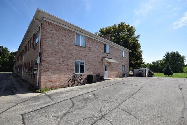 Building Photo - Nice 1 Bedroom, Heat and Water Inc