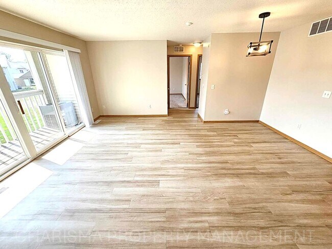 Foto del edificio - 2 BD, BOTTOM LEVEL, NO STEPS, IN UNIT WASH...