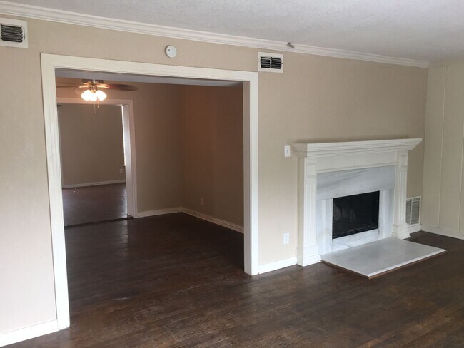 Foto del edificio - Beautiful Two Story in Prime Location!