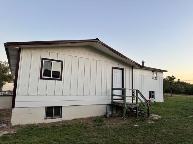 Building Photo - 3 Bedroom 1 Bath - Fully Furnished Available