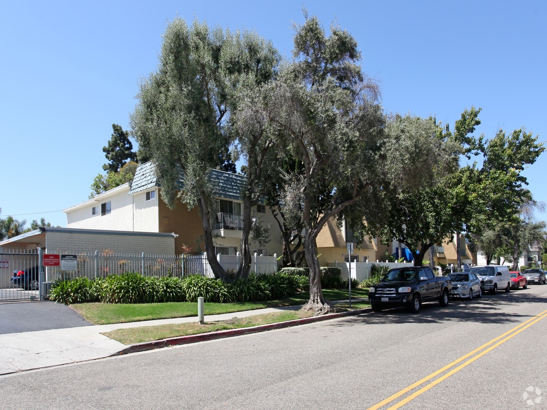 Village Tonwhomes - Village Townhomes Apartments