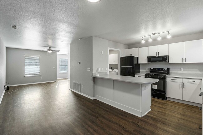 Building Photo - Town Square Apartments