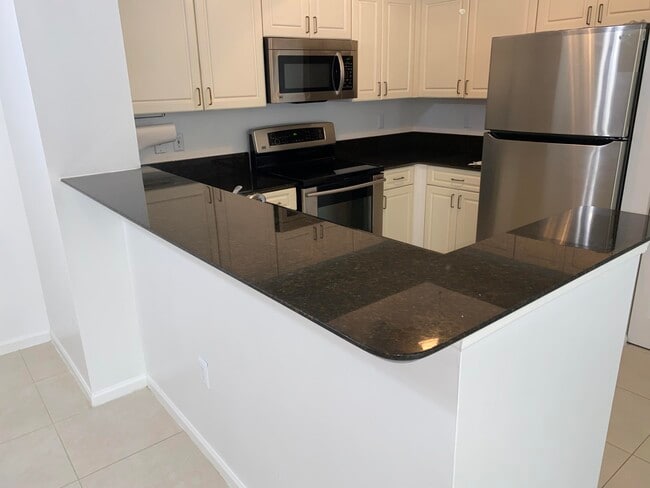 Building Photo - 720 S Sapodilla Ave