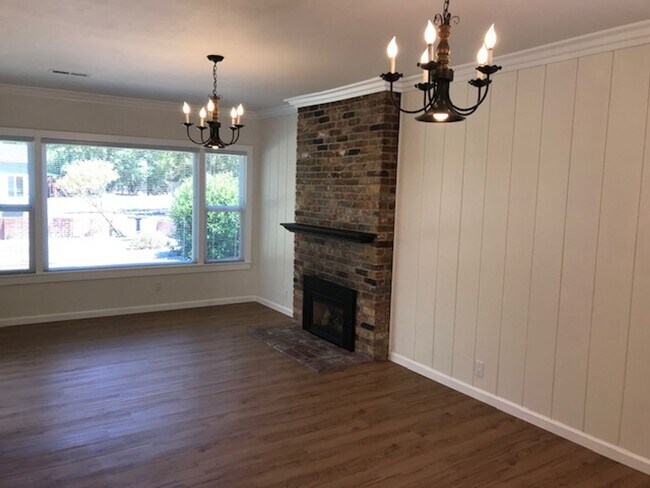 Foto del edificio - Beautiful updated single level S. Walnut Creek home with large yard