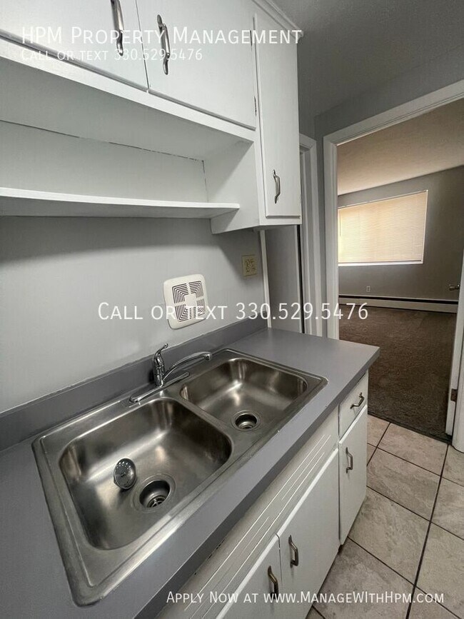 Foto del edificio - 20606 Lorain Rd