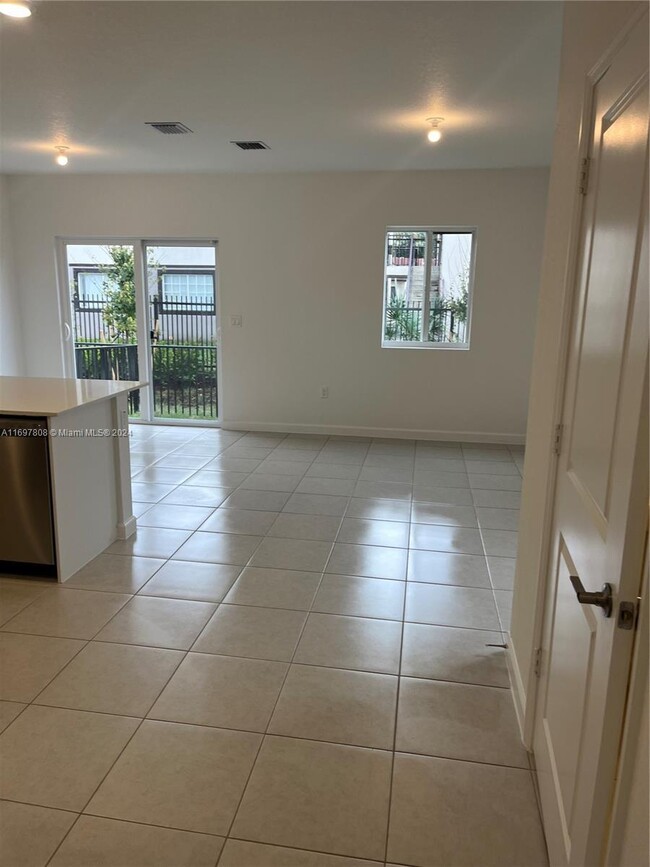 Foto del edificio - 3 bedroom in Pembroke Park FL 33023