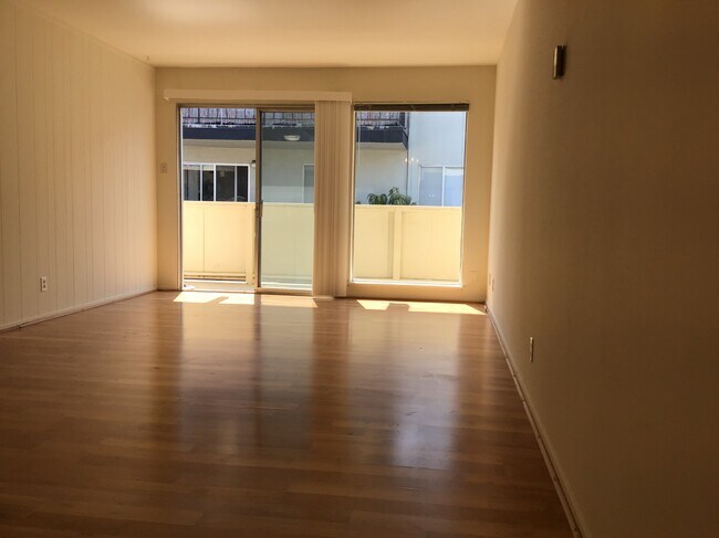 Living room with deck - 632 Cedar St