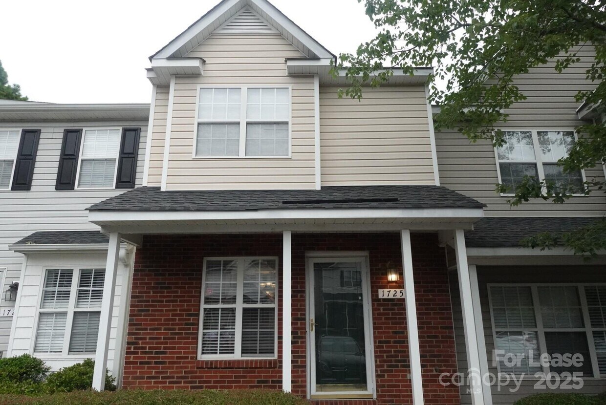 Foto principal - 1725 Forest Side Ln