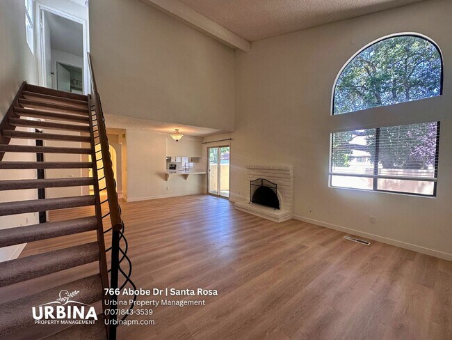 Foto del edificio - Newly Renovated 3 Bedroom Home with Community Pool and Two-Car Garage