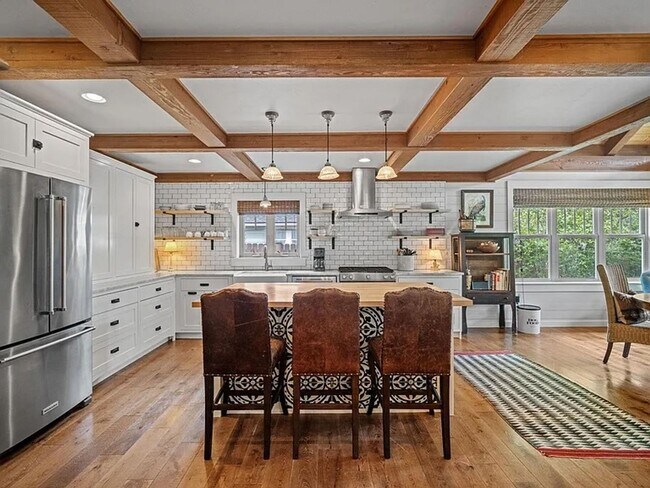 Foto del edificio - Newly Updated 2 Story Home with Large Yard