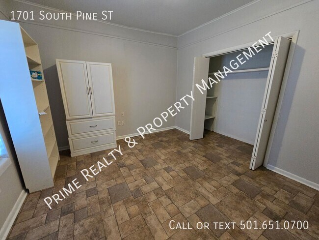 Building Photo - 1701 S Pine St
