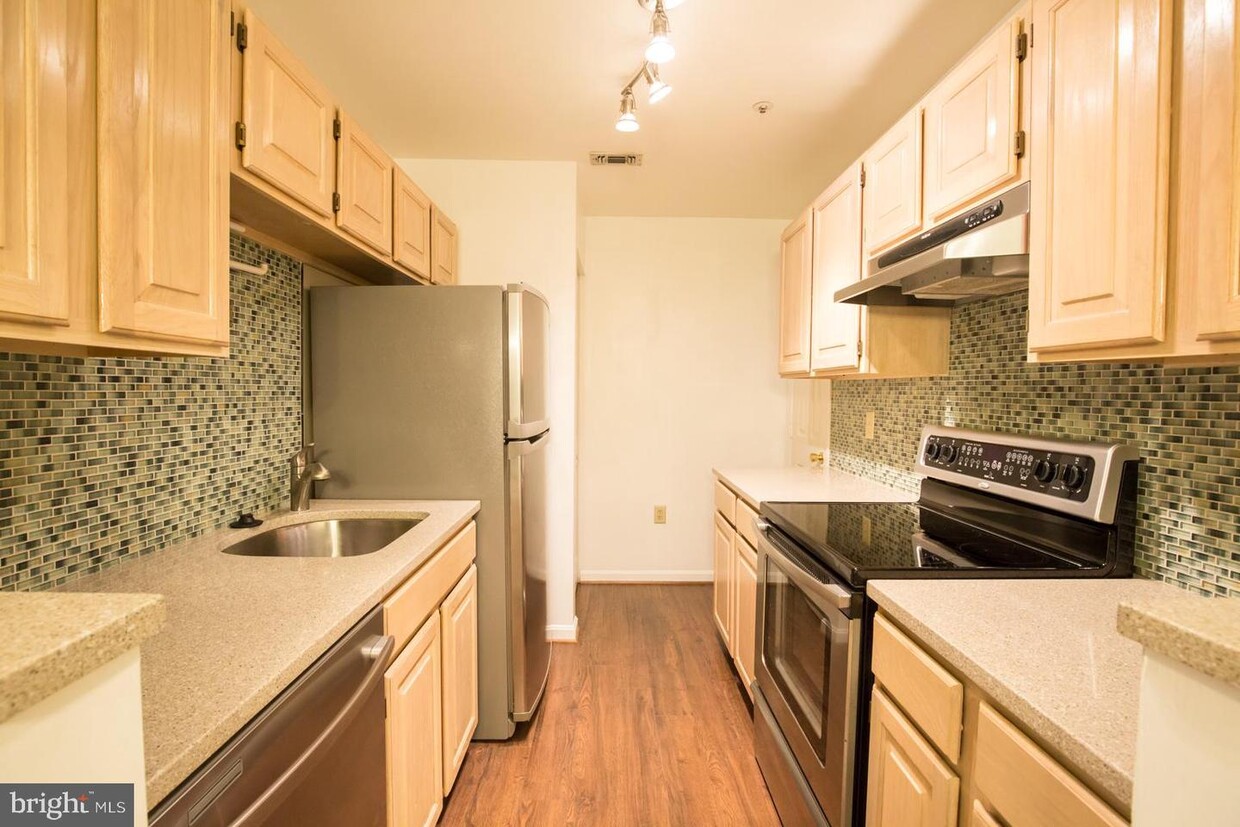 Primary Photo - 245 S Pickett St