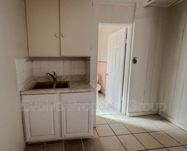 Building Photo - 710 N Grove St