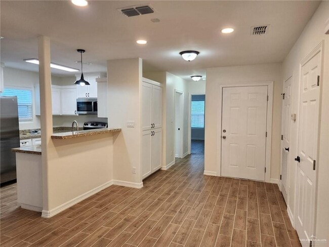 Building Photo - 14 E Champion St