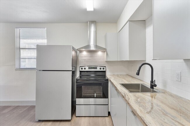 Foto del edificio - Colonial Sunset Apartment Homes