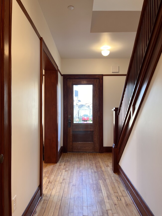 Entryway - 1325 Chandler St