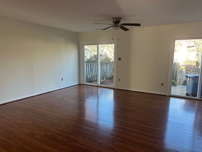 Foto del edificio - 290 Hilltop Ln