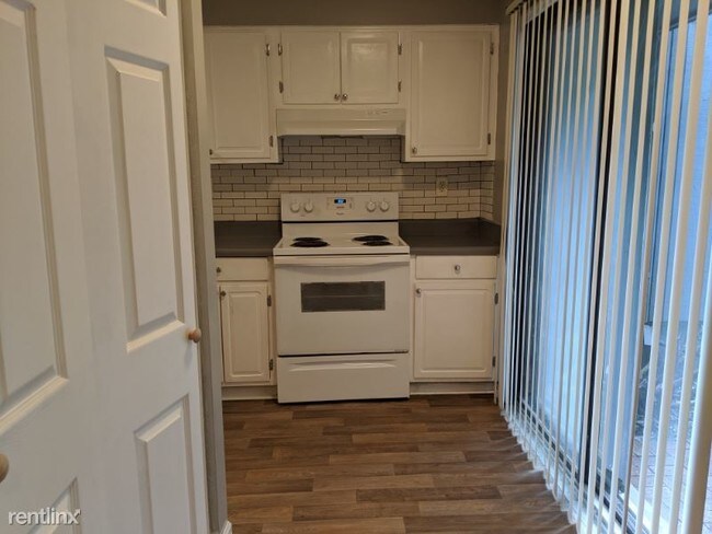 Building Photo - 2 br, 1.5 bath House - 1012 Mariners Court