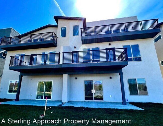Foto del edificio - Close to Micron! Luxury Town Home With Two...