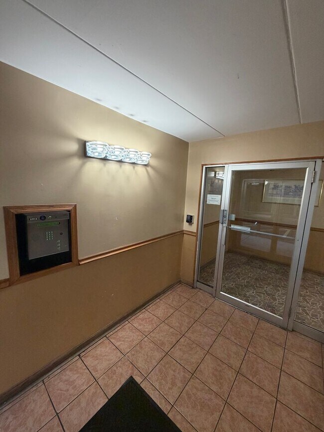 Foto del edificio - 1 Bed One Bath in DOWNTOWN Forest Park!!!