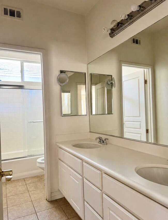 Foto del edificio - Spacious 4 Bedroom in Oxnard