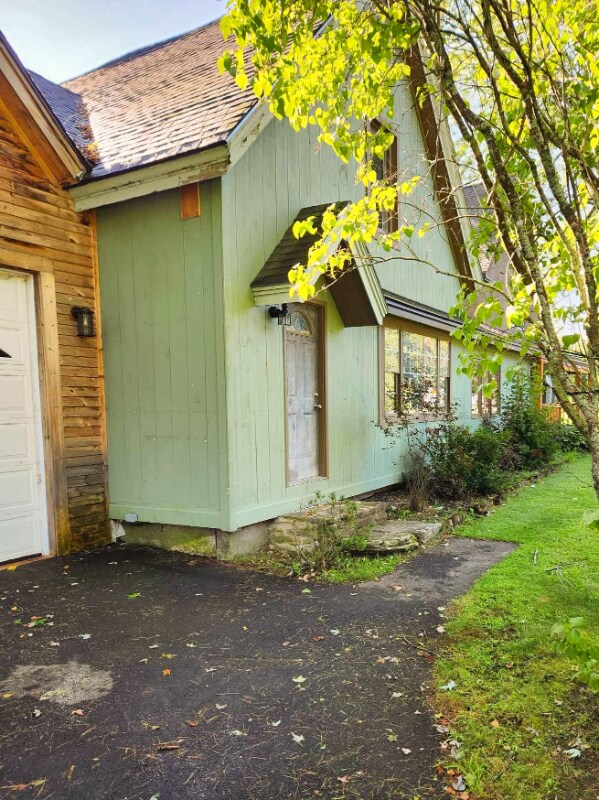 Building Photo - 256 Hebron Rd