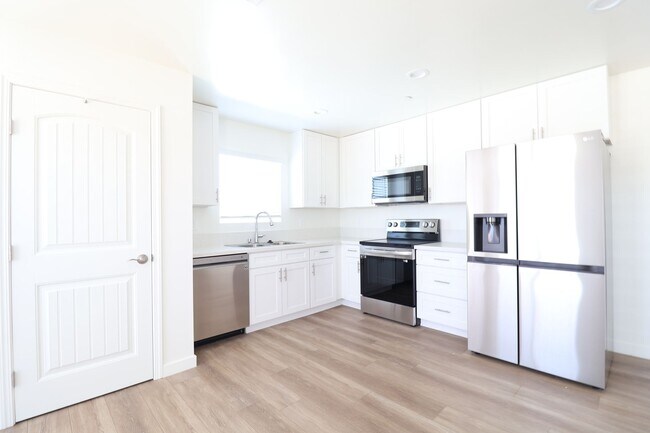 Building Photo - 713 S Downs St