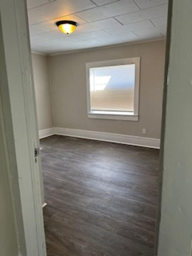Building Photo - Completely renovated 3 bed/2 bath.
