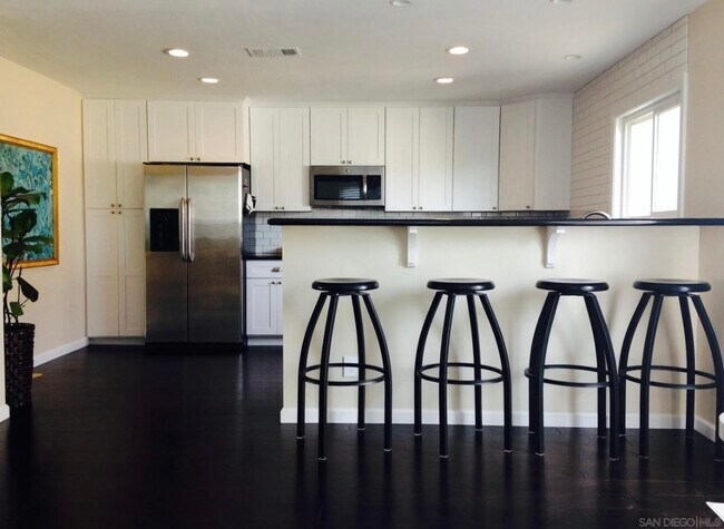 cocina renovada de concepto abierto - 357 Winsome Pl