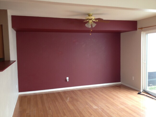 Foto del edificio - 3 BEDROOM, 2.5 BATH TOWNHOUSE WITH 2 CAR ATTACHED GARAGE
