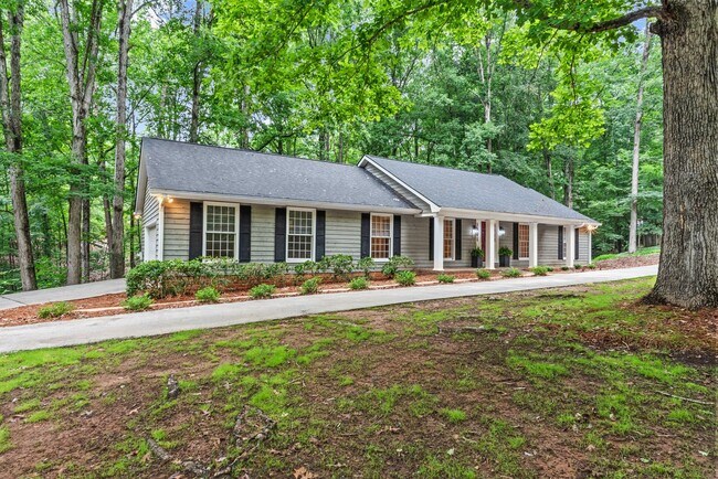 Building Photo - Prime Time Normal Town Living Home!