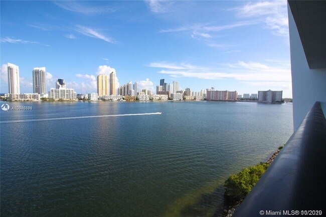 Foto del edificio - 5000 Island Estates Dr