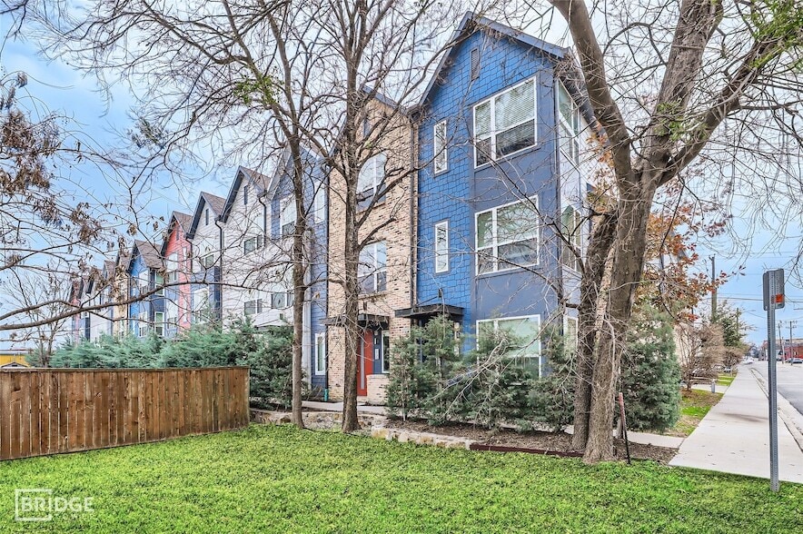 Primary Photo - 301 E Lamar St