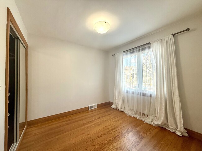 Dormitorio - 4028 N Overhill Ave