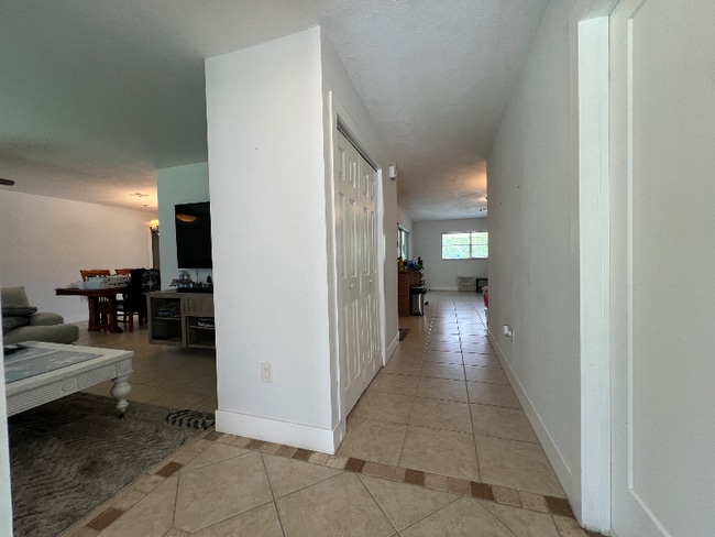 Building Photo - 858 Rose Way