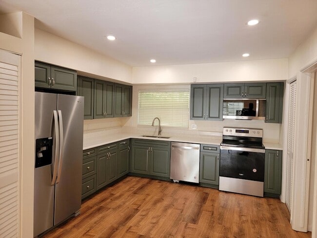 Building Photo - 550 SW 38th Terrace