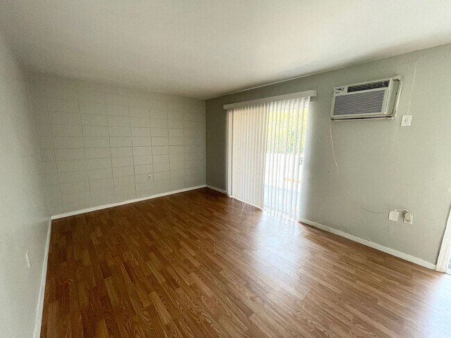 Foto del edificio - 1343 W Point Dr