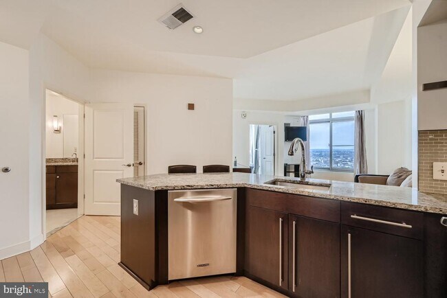 Building Photo - 675 S President St