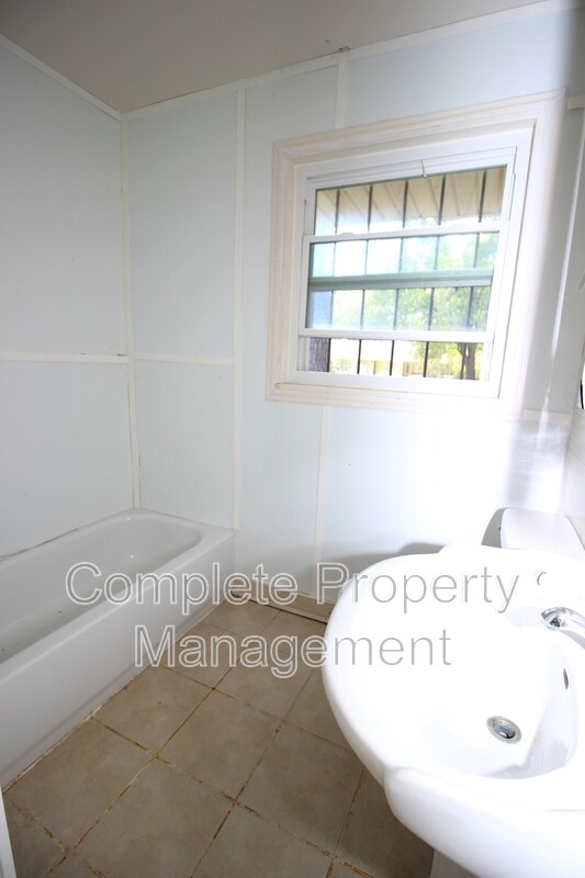 Building Photo - 1240 Rayfield Dr