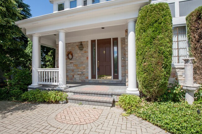 Building Photo - 15 Dunhill Ln