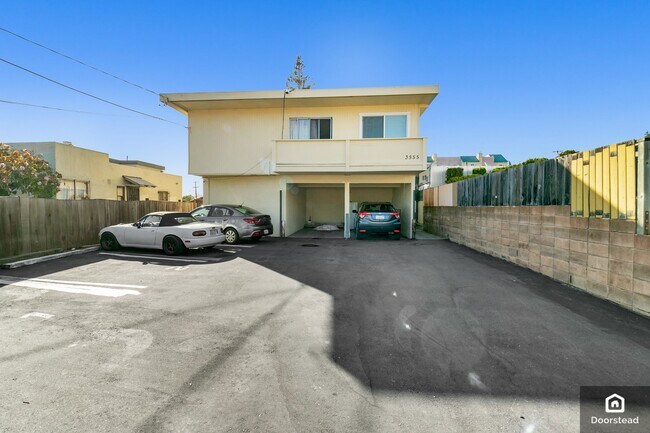 Building Photo - 3555 Maple Ave