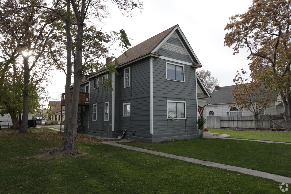 Building Photo - 816 E Belmont St