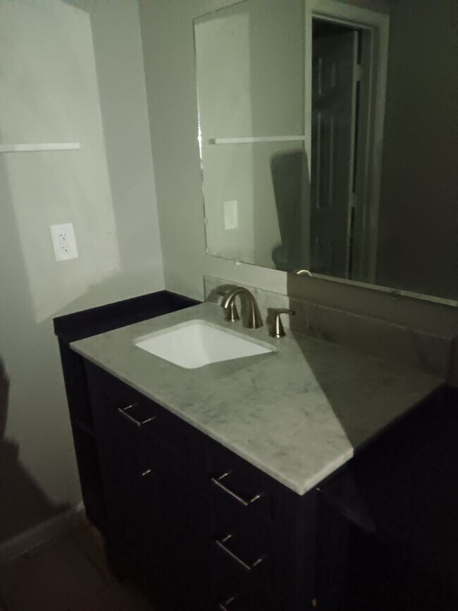 Foto del edificio - Spacious 3-bedroom, 1.5-bath townhome available