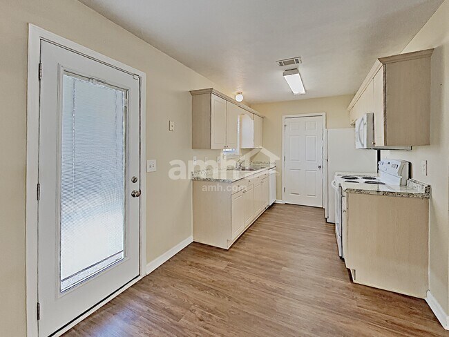 Building Photo - 1200 Larzelere Ln