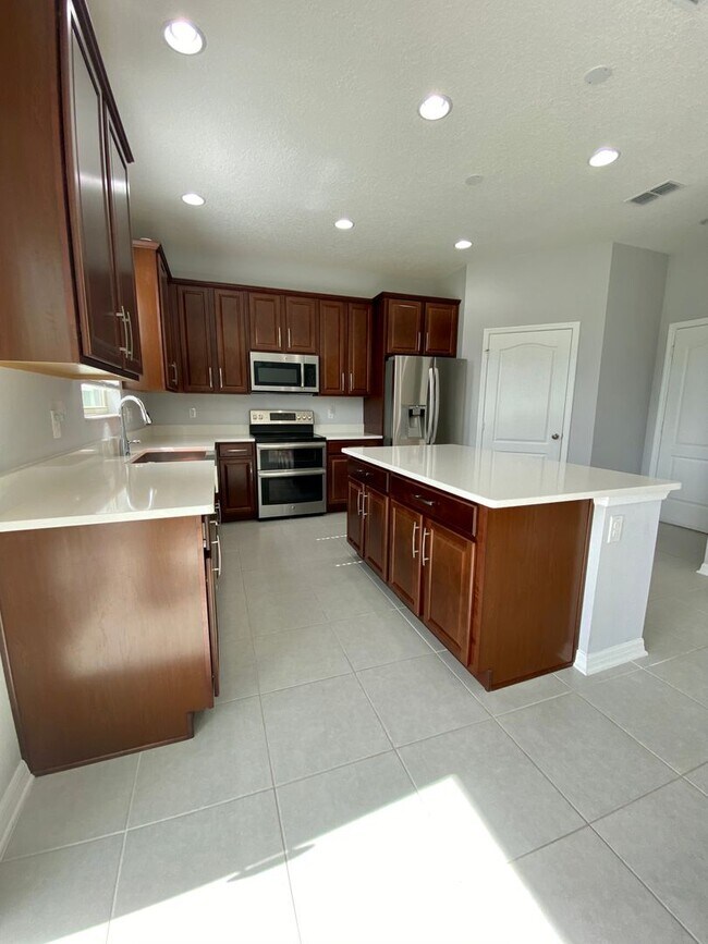 Foto del edificio - 4-Bedroom, 2.5-Bathroom in Saint Cloud