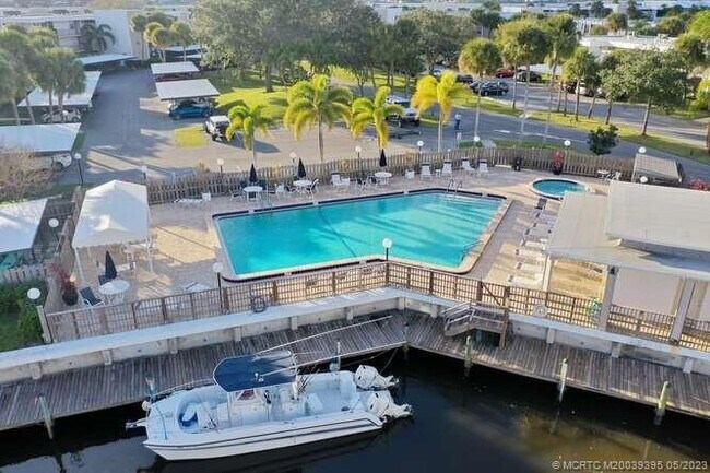 Foto del edificio - 1950 SW Palm City Rd