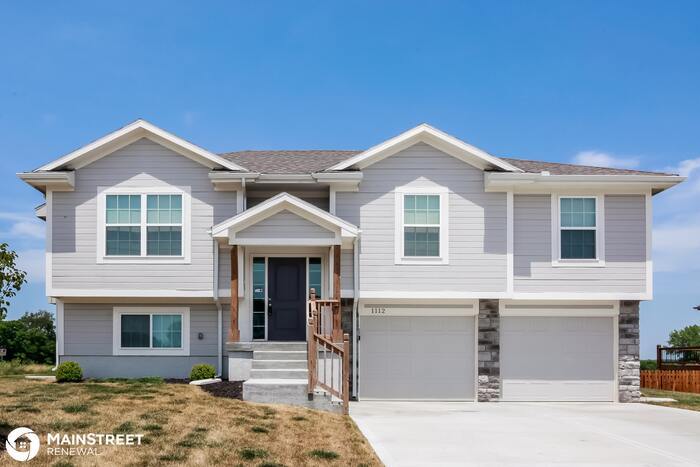 Primary Photo - 1112 Clayton Dr, Raymore, MO 64083