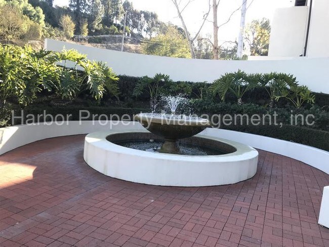 Building Photo - Gorgeous High End Condo