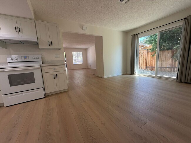 Foto del edificio - Newly Renovated 2-Bedroom Home with Large Yard – Pet Friendly in North Highlands! Move in Today!!!