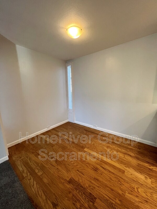 Foto del edificio - 873 Woodside Ln E